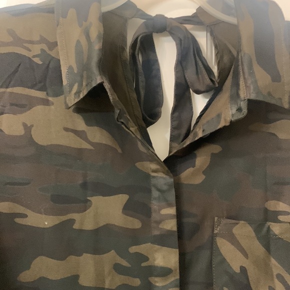 Sanctuary camo blouse tie back hidden placket buttons - Picture 2 of 4